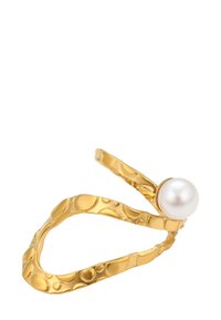 Anello aperto in oro con una singola perla bianca rotonda incastonata vicino all'estremità aperta su sfondo bianco.