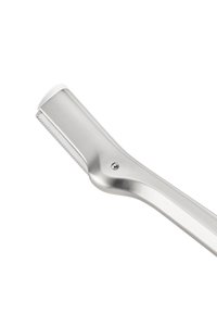 Rasoir à sourcils en métal avec une lame dentelée droite et un manche ergonomique lisse sur un fond blanc.