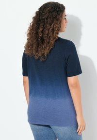 Ulla Popken DIP DYE GRADIENT SHORT SLEEVE V-NECK TEE - Printtipaita - marine