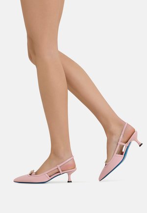 Tacchi slingback rosa con punta affusolata, cinturini sottili e un tacco basso con una suola blu a contrasto. Inclusa una decorazione in metallo.