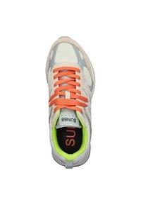 Zapatilla con parte superior de malla y ante en gris claro y crema, con cordones naranja brillante, interior verde y logotipo negro en la plantilla.