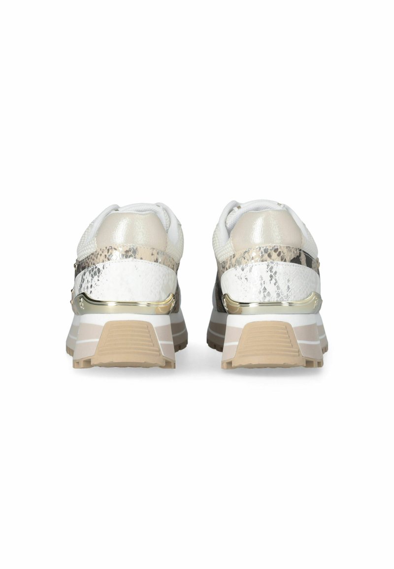Sneakers w białej i beżowej kolorystyce, teksturowanym wierzchu, metalicznymi akcentami oraz wyprofilowaną, amortyzującą podeszwą dla komfortu.