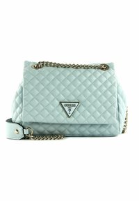 Sac à main matelassé bleu clair avec une bandoulière en chaîne dorée et le logo Guess dans un accent triangulaire. Texture lisse avec une forme structurée.