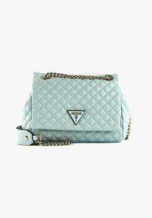 Sac à main matelassé bleu clair avec une bandoulière en chaîne dorée et le logo Guess dans un accent triangulaire. Texture lisse avec une forme structurée.