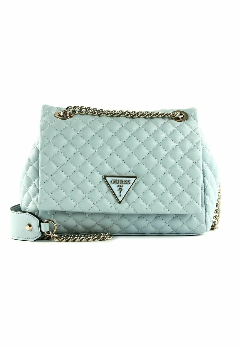 Sac à main matelassé bleu clair avec une bandoulière en chaîne dorée et le logo Guess dans un accent triangulaire. Texture lisse avec une forme structurée.