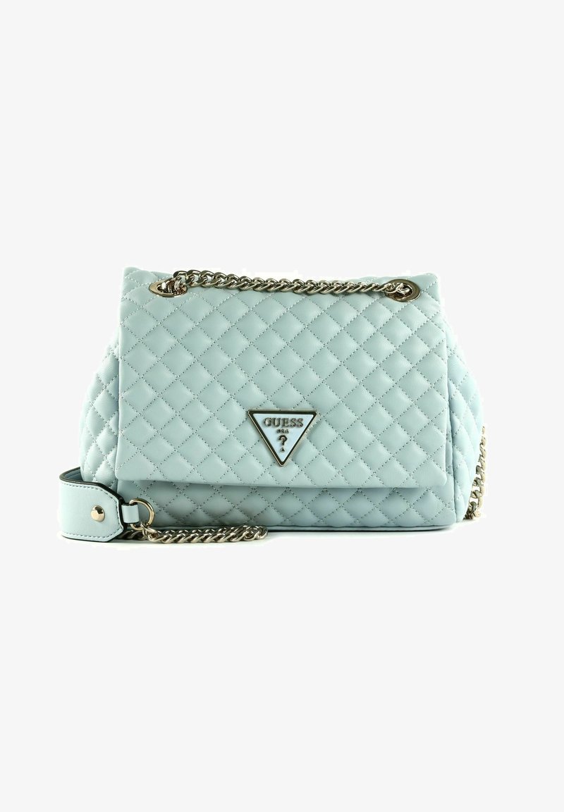 Sac à main matelassé bleu clair avec une bandoulière en chaîne dorée et le logo Guess dans un accent triangulaire. Texture lisse avec une forme structurée.