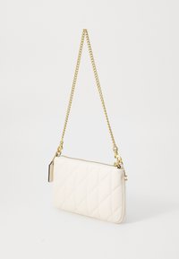 Malá obdélníková prošívaná bílá kožená kabelka s zlatým řetízkem a zipovým uzávěrem.