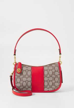 Sac à main en cuir rouge et tissu à motifs avec une forme arrondie et des ferrures en or. Dispose d'une fermeture éclair et d'une sangle réglable.