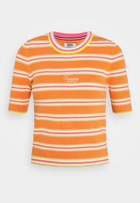 Camiseta de manga corta con relieve en color naranja y rayas horizontales en rosa y amarillo. Presenta el logo bordado de "Tommy Jeans".