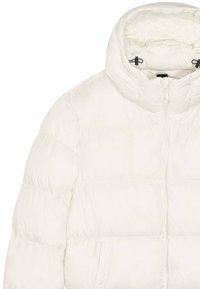 Giacca a piumino bianca con collo alto, chiusura a zip e cuciture verticali visibili. Tessuto morbido e design leggero con tasche laterali.