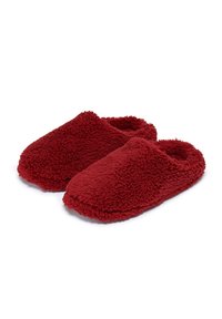 Rode donzige slippers van zacht, gestructureerd materiaal, met een afgerond ontwerp en een open achterkant voor gemakkelijke aandoeing.