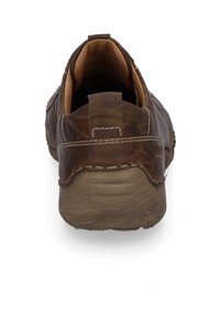 Chausson en cuir marron à enfiler avec des détails cousus, forme arrondie, intérieur caramel et semelle en caoutchouc texturé. La vue arrière montre une boucle pour un enfilage facile.