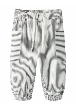 Hvite bukser til små barn med vertikale svarte striper, elastiske mansjetter, lapplommer med horisontale striper og snor i livet.
