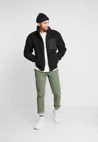 Redefined Rebel RON PANTS SLIM FIT - Calças - duck green