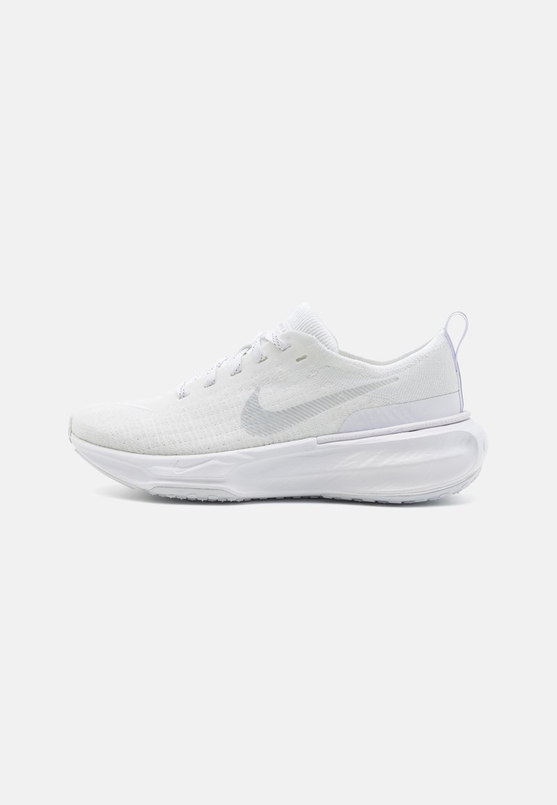 Witte sportschoen met een ademende mesh bovenkant, platte veters, een gevoerde zool en een reflecterende swoosh-logo aan de zijkant. Rond design van de neus.