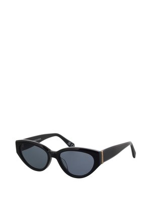 Schwarze Katzenaugen-Sonnenbrille mit dunkel getönten Gläsern und einem kleinen goldenen Detail an den vorderen Ecken der dicken Rahmen.