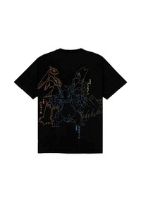 Zwarte t-shirt met omtrekontwerpen van drie Pokémon in oranje en blauw, met Japanse tekst naast de illustraties.