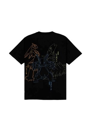 Schwarzes T-Shirt mit umreißenden Designs von drei Pokémon in Orange und Blau, mit japanischem Text neben den Illustrationen.