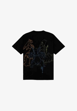 Zwarte t-shirt met omtrekontwerpen van drie Pokémon in oranje en blauw, met Japanse tekst naast de illustraties.