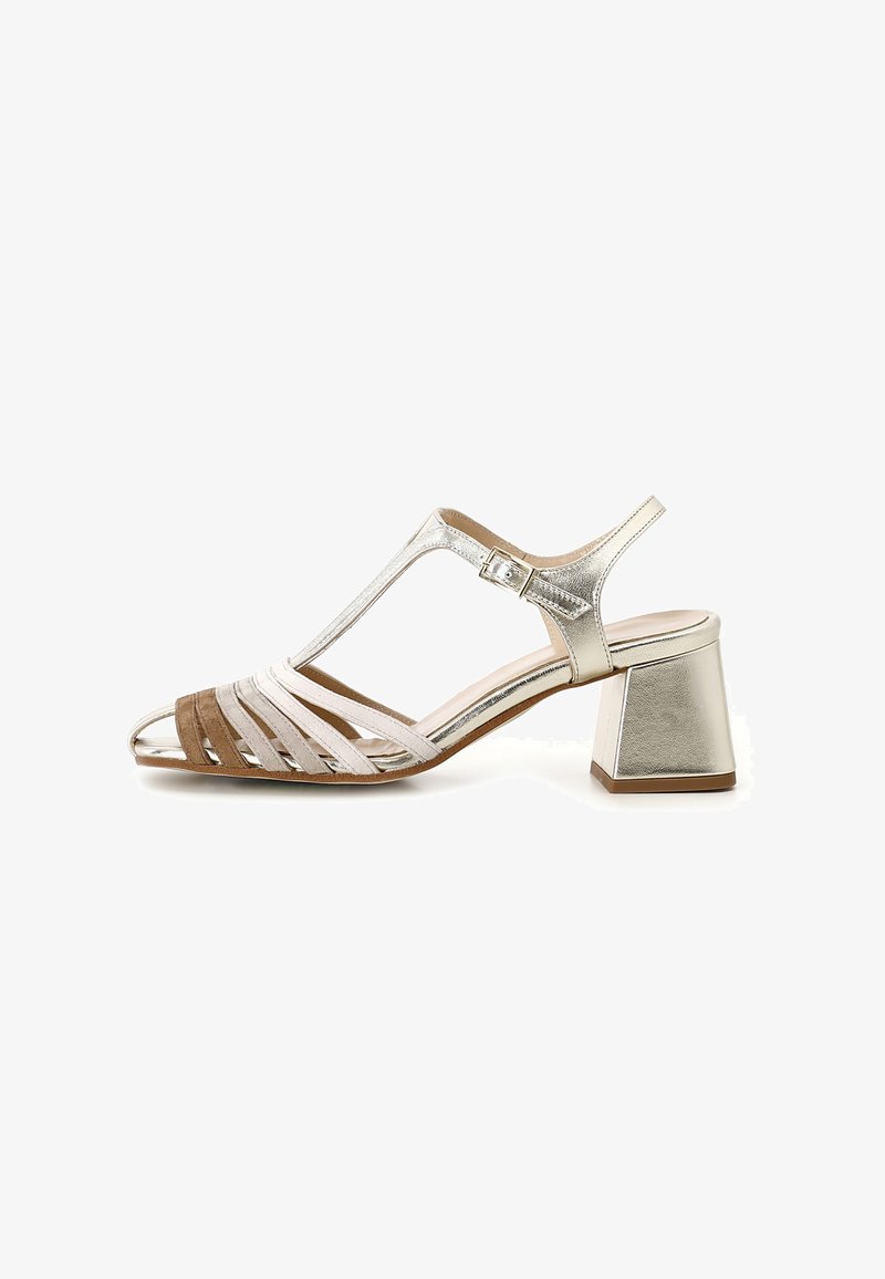 Sandaler med en sølvmetallic finish, udstyret med beige og taupe ruskindstropper. Blokhæle, åbent tådesign og ankelstrop med spænde.