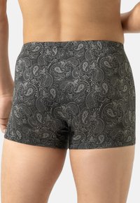 Schwarze Shorts mit einem Paisley-Muster, aus einem glatten, dehnbaren Stoff und einem bequemen Bund. Detailorientiert mit einer modernen Passform.
