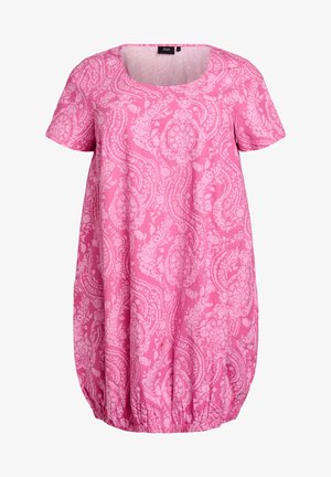Ružové šaty s krátkym rukávom a okrúhlym výstrihom, s paisley vzorom a elastickým spodným lemom pre voľný strih.