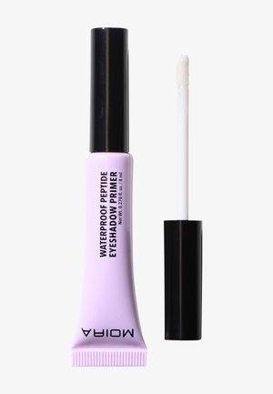 Hellviolette Tube der Moira wasserfesten Peptid-Lidschatten-Grundierung mit schwarzem Deckel, daneben ein geöffneter Applikator-Wand, der nach rechts geneigt ist.