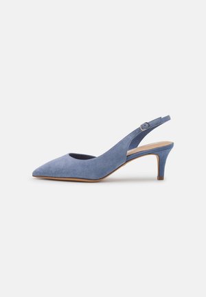 Slingback pumps in lichtblauw suède met een puntige neus, gebogen silhouet en een kleine hak. Verstelbare gespsluiting op de band voor een veilige pasvorm.
