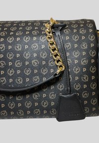 Borsa nera da designer con motivo ripetuto in beige del logo "P", tracolla in catena dorata e etichetta in pelle nera impressa con "Pollini."