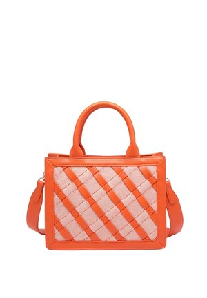 Sac à main rectangulaire orange avec des sangles en cuir tressé en diagonale sur un panneau en maille blanche, doté de deux poignées et d'une bandoulière amovible.