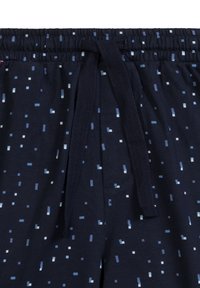 Granatowe szorty z wzorzystą teksturą, z małymi kontrastującymi prostokątami w jasnoniebieskim i białym kolorze. Elastyczny pas z sznurkiem do regulacji.