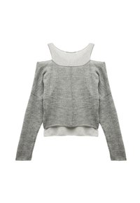 Grauer Strickpullover mit leichter Textur, offenem Schulterdesign, langen Ärmeln und einer gekürzten Saumlinie. Akzentuiert mit einem helleren grauen Ausschnitt.
