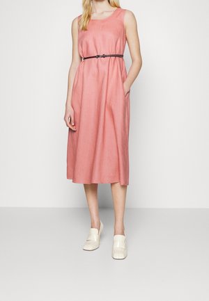 Růžové lněné midi šaty bez rukávů, s bočními kapsami a tenkým hnědým opaskem v pase. Kombinované s světle zbarvenými botami.
