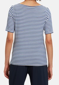 Randig t-shirt med horisontella blå och vita linjer, korta ärmar och rund halsringning. Mjukt, lättviktigt tyg med en avslappnad passform.