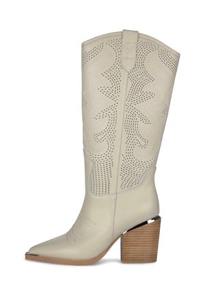 Crèmekleurige lederen cowboylaars tot halverwege de kuit met gestikte decoratieve patronen en een gestapelde houten blokhak.
