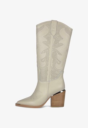 Crèmekleurige lederen cowboylaars tot halverwege de kuit met gestikte decoratieve patronen en een gestapelde houten blokhak.