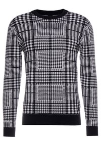 Schwarz-weißer karierten Pullover mit langen Ärmeln, runder Halslinie, gerippten Bündchen und Saum, der ein strukturiertes Strickmuster aufweist.