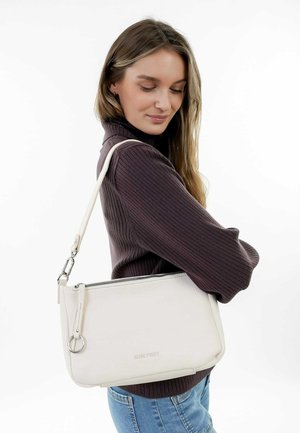 Witte lederen crossbody tas met een textuurafwerking, een ritssluiting en zilveren hardware, gedragen op de schouder tegen een neutrale achtergrond.