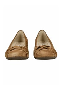 Pár dámských hnědých semišových balerínek se zkrouceným uzlem na špičce, pohled zepředu na bílém pozadí.