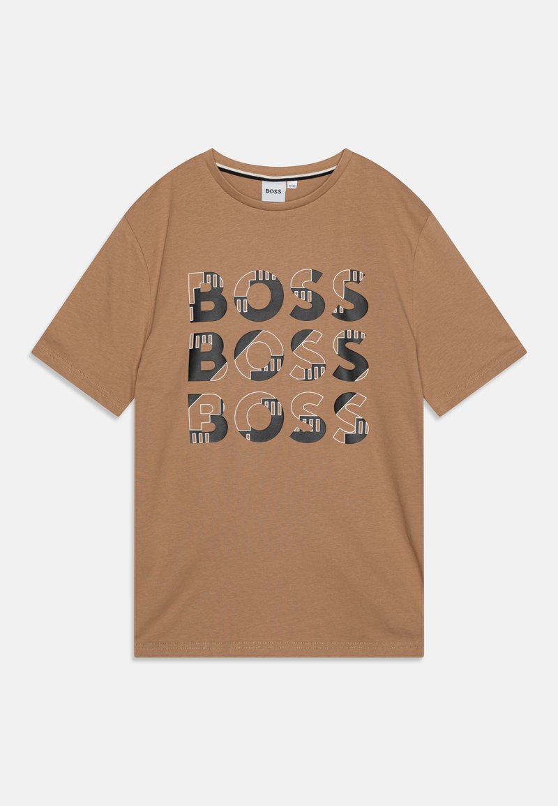 Brun kortermet t-skjorte med dristig, lagdelt "BOSS" typografi i svart og hvitt. Laget av myk bomull med rund hals.