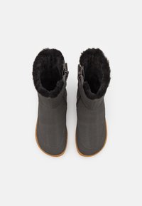 Grå vattentäta stövlar med en mjuk, svart foder av päls, hög ankeldesign och en tanfärgad gummisula. Inkluderar dragkedjor på båda sidor.