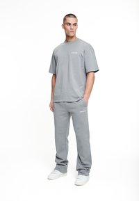 Pegador LOGO WIDE PANTS - Dresside alumine osa - washed cool grey/white gum