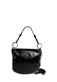 Sac à main en cuir noir avec une texture lisse, doté de quincaillerie en argent, d'anneaux ronds et d'une bandoulière amovible. Fermeture éclair en haut.