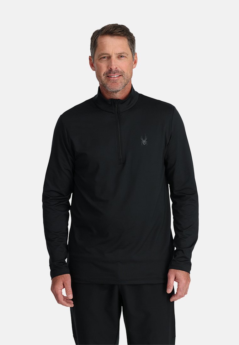 Zwarte sportieve longsleeve met een kwart ritssluiting, voorzien van een subtiele spinnenlogo op de borst. Zacht, lichtgewicht en slim fit ontwerp.