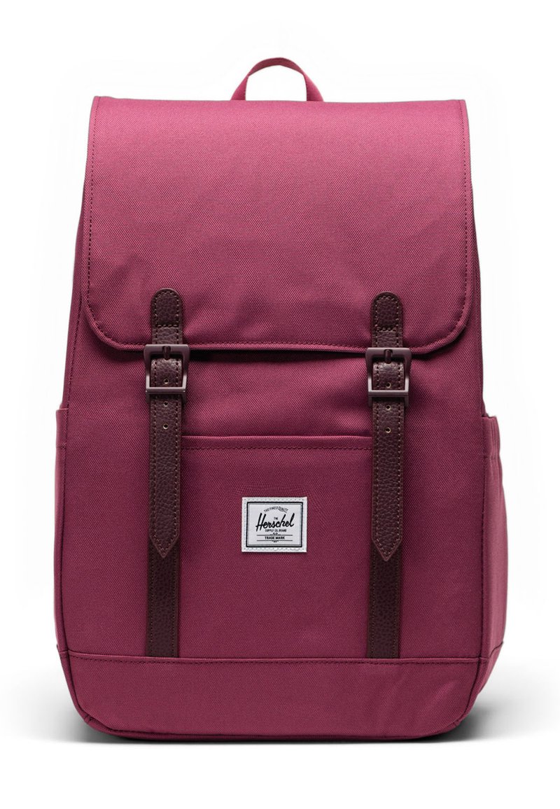 Sac à dos bordeaux en tissu durable, avec un rabat repliable, des sangles en cuir marron et une étiquette de logo à l'avant. Forme rectangulaire.