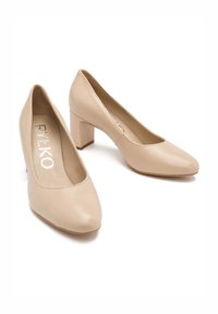 Beżowe skórzane szpilki z okrągłym noskiem i kwadratowym obcasem, o gładkim wykończeniu i wyściełanym wnętrzu. Widoczne logo RYLKO.