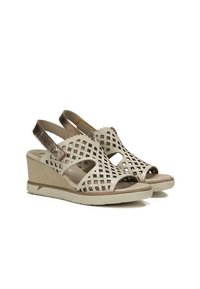Sandales compensées en beige clair avec un design découpé tissé et des accents métalliques. Dotées d'une semelle confortable et d'une semelle en caoutchouc texturé.