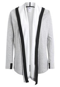 Cardigan gris hecho de una tela suave, con un forro interior blanco, diseño de frente abierto y acentos negros contrastantes a lo largo de los bordes.