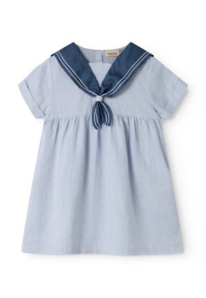 Rochie albastru deschis cu mâneci scurte, talie strânsă și guler marinariu bleu închis, cu dungi albe și nod legat în față.