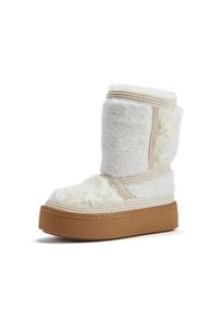 Stivale alla caviglia in pelliccia bianca con superficie testurizzata, rifiniture beige e suola in gomma robusta marrone. Presenta un design a piattaforma chunky.